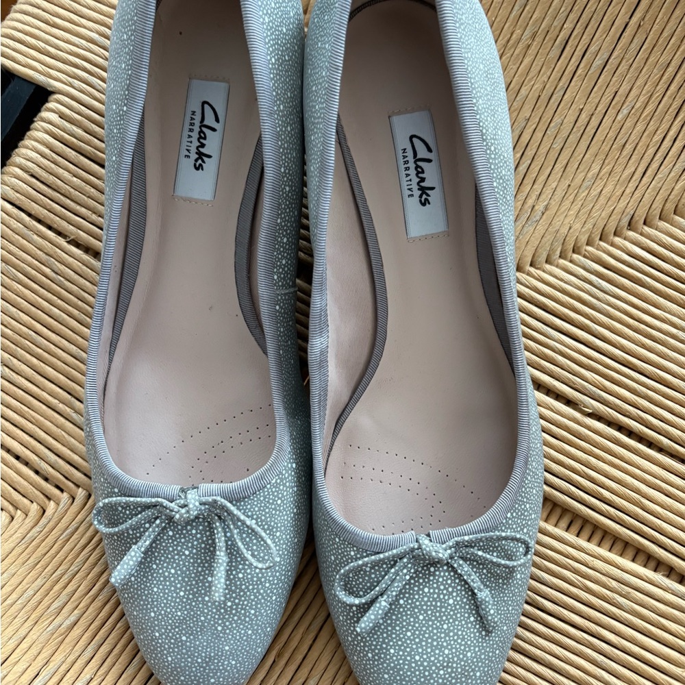 Clarks Women's Light Gray Flats with Bow